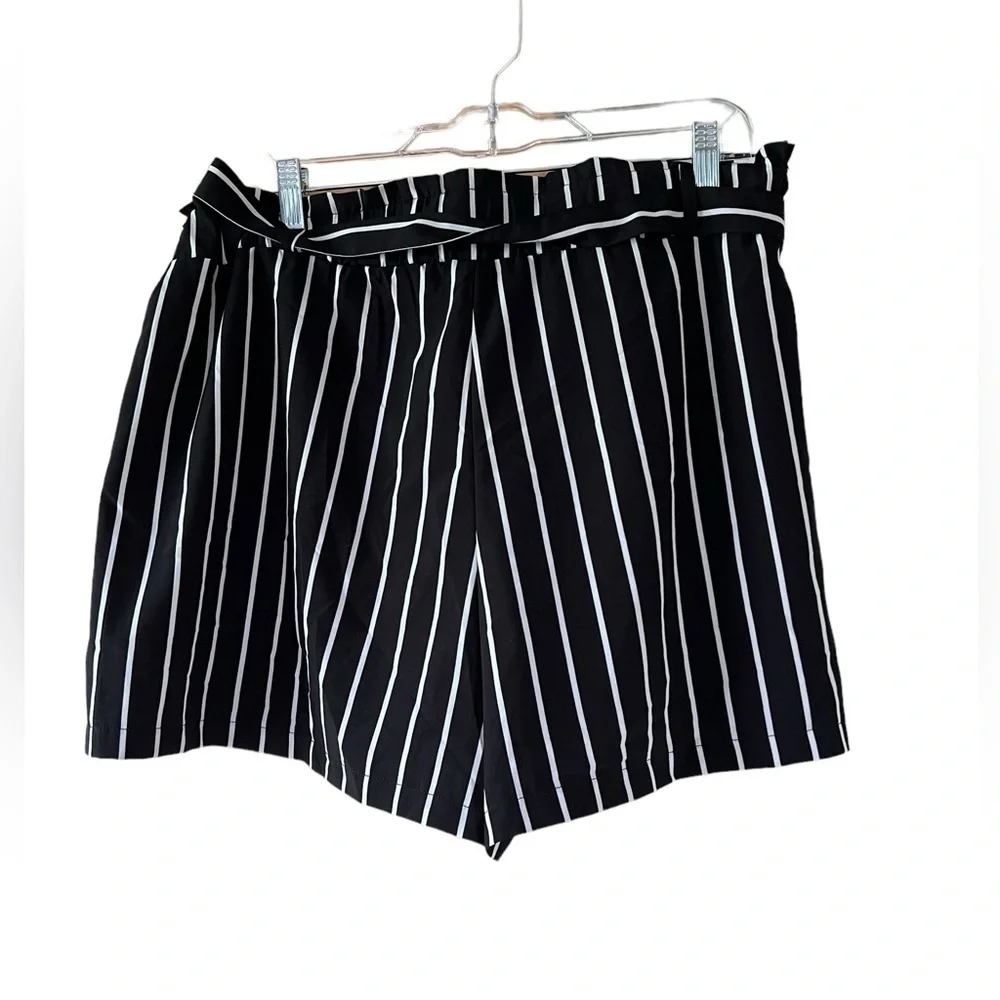 FAVLUX‎ Black White Pinstripe Tie-Waist High Rise Shorts Size 2X